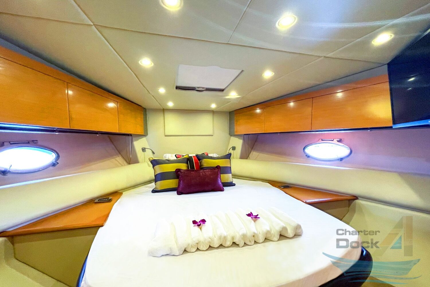 cabin ODYSSEY Azimut Yacht Charter