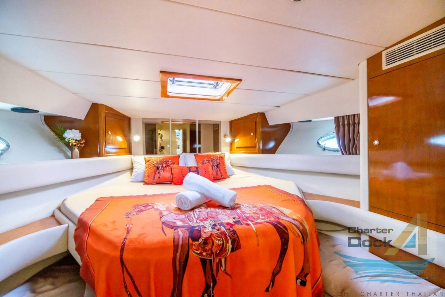 Cabin Yacht room
